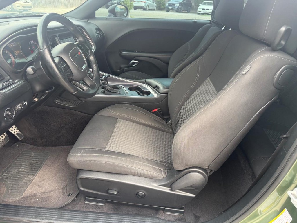 Dodge Challenger Vehicle Full-screen Gallery Image 15