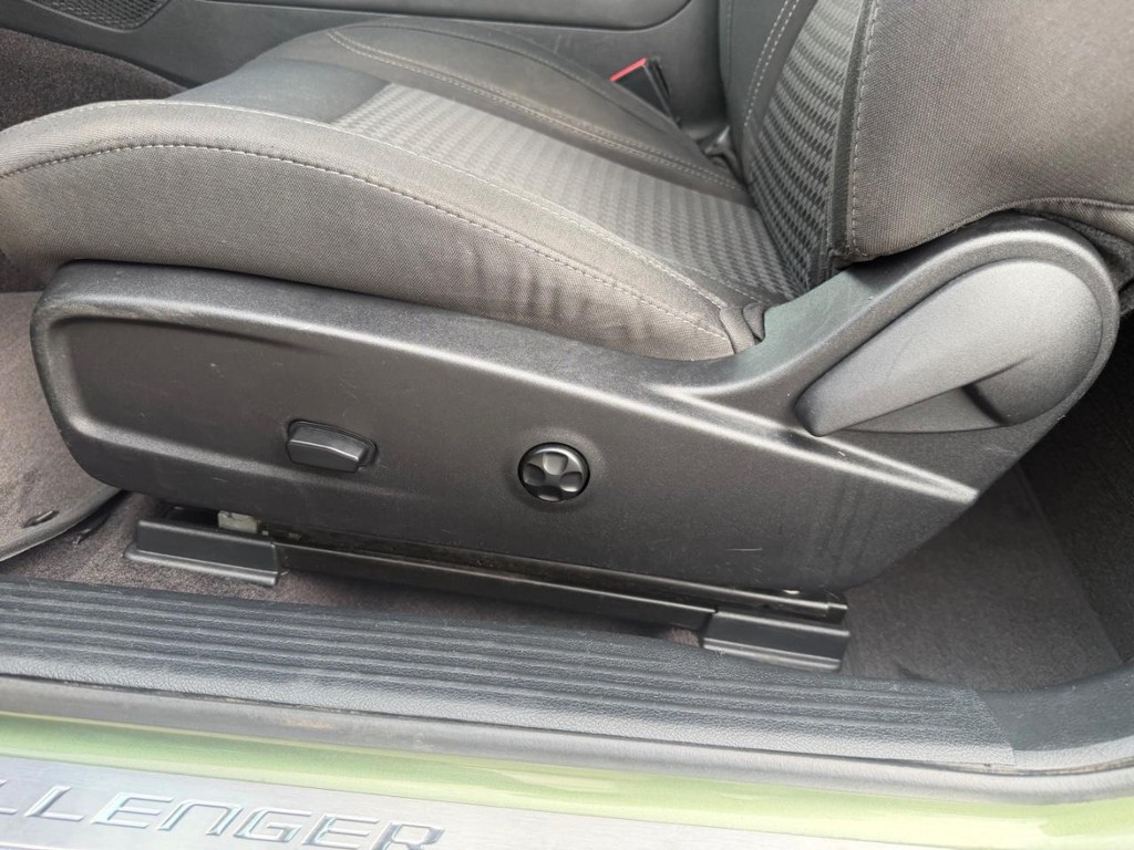 Dodge Challenger Vehicle Full-screen Gallery Image 16