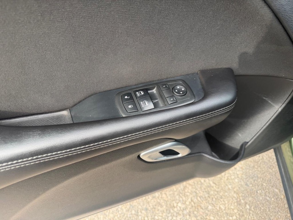 Dodge Challenger Vehicle Full-screen Gallery Image 18