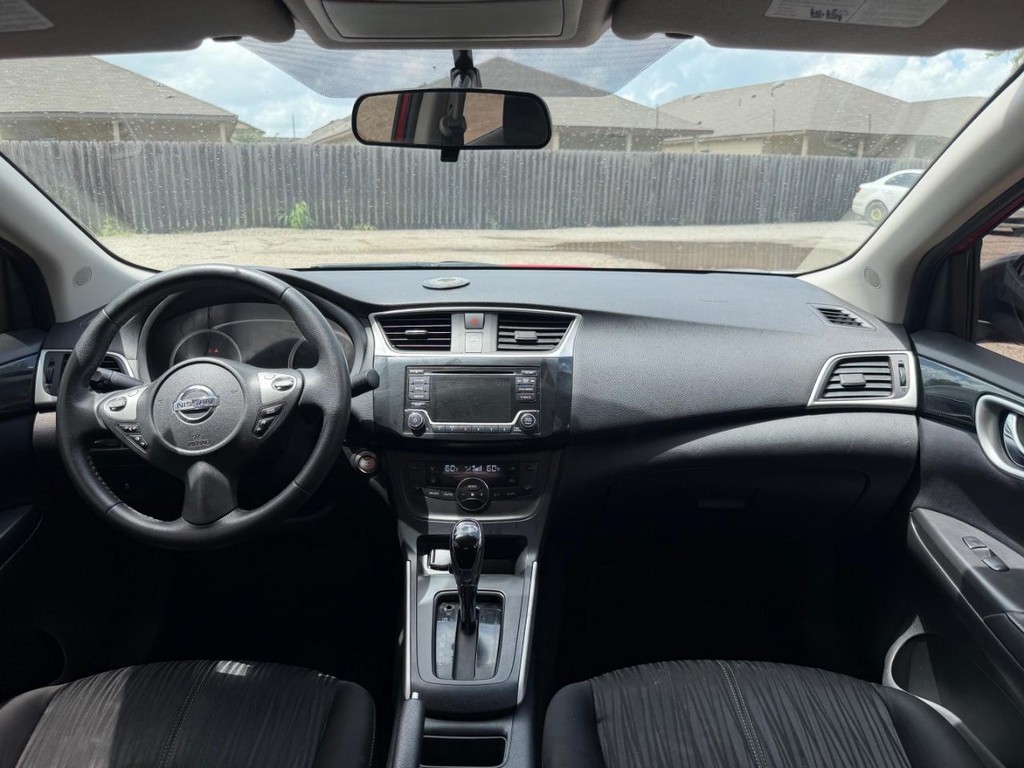 Nissan Sentra Vehicle Full-screen Gallery Image 11