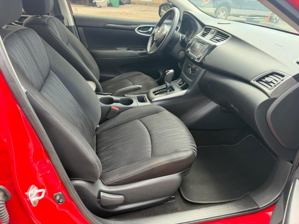 Nissan Sentra Vehicle Full-screen Gallery Image 15