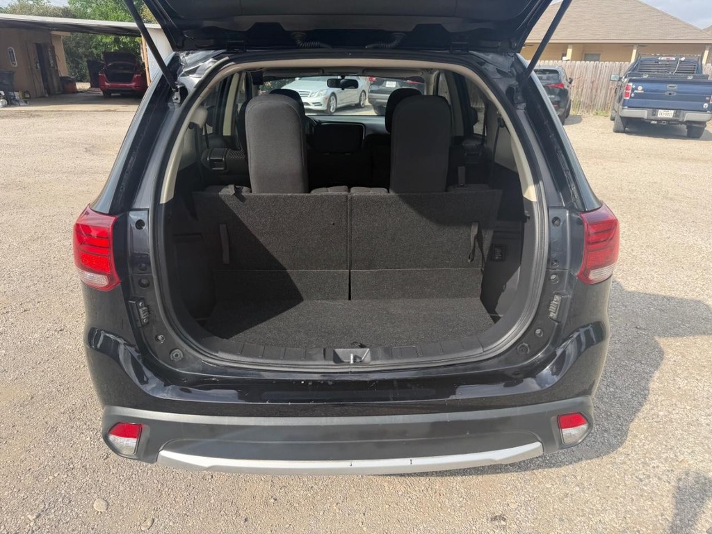 Mitsubishi Outlander Vehicle Full-screen Gallery Image 05