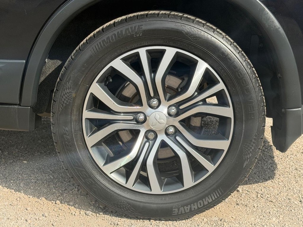 Mitsubishi Outlander Vehicle Full-screen Gallery Image 07