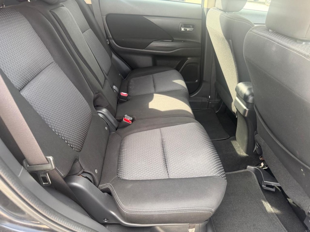 Mitsubishi Outlander Vehicle Full-screen Gallery Image 12