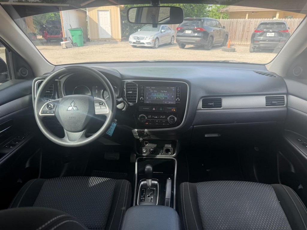 Mitsubishi Outlander Vehicle Full-screen Gallery Image 13