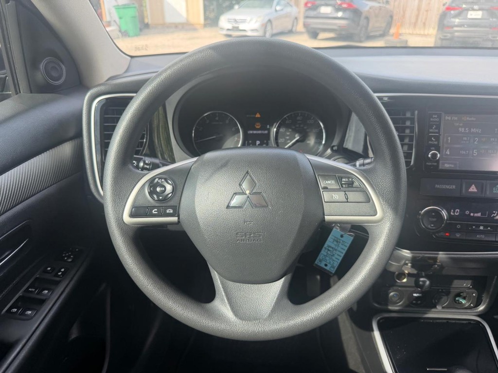 Mitsubishi Outlander Vehicle Full-screen Gallery Image 14