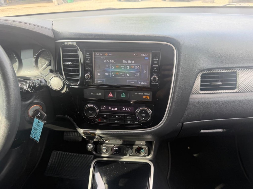 Mitsubishi Outlander Vehicle Full-screen Gallery Image 15