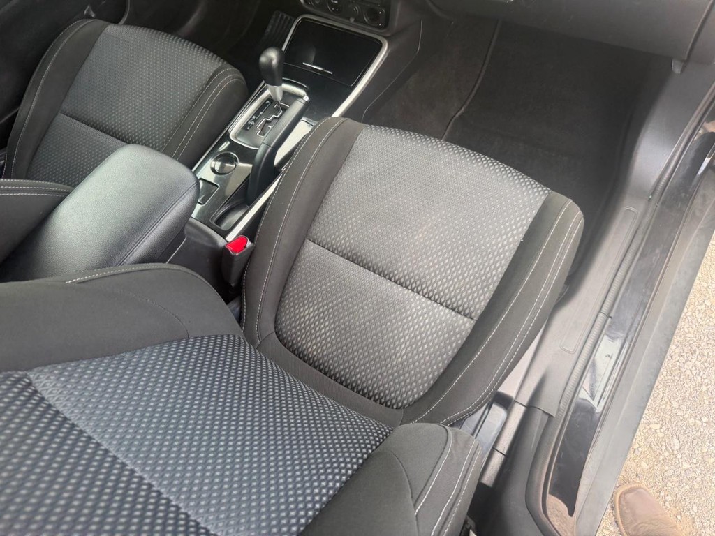 Mitsubishi Outlander Vehicle Full-screen Gallery Image 16