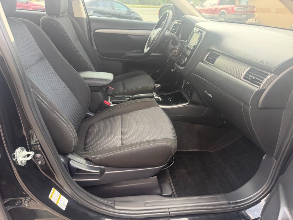 Mitsubishi Outlander Vehicle Full-screen Gallery Image 17