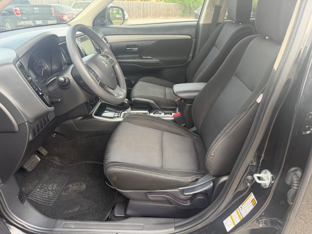 Mitsubishi Outlander Vehicle Full-screen Gallery Image 18