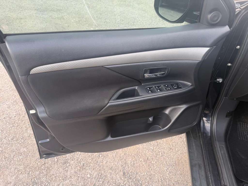 Mitsubishi Outlander Vehicle Full-screen Gallery Image 19