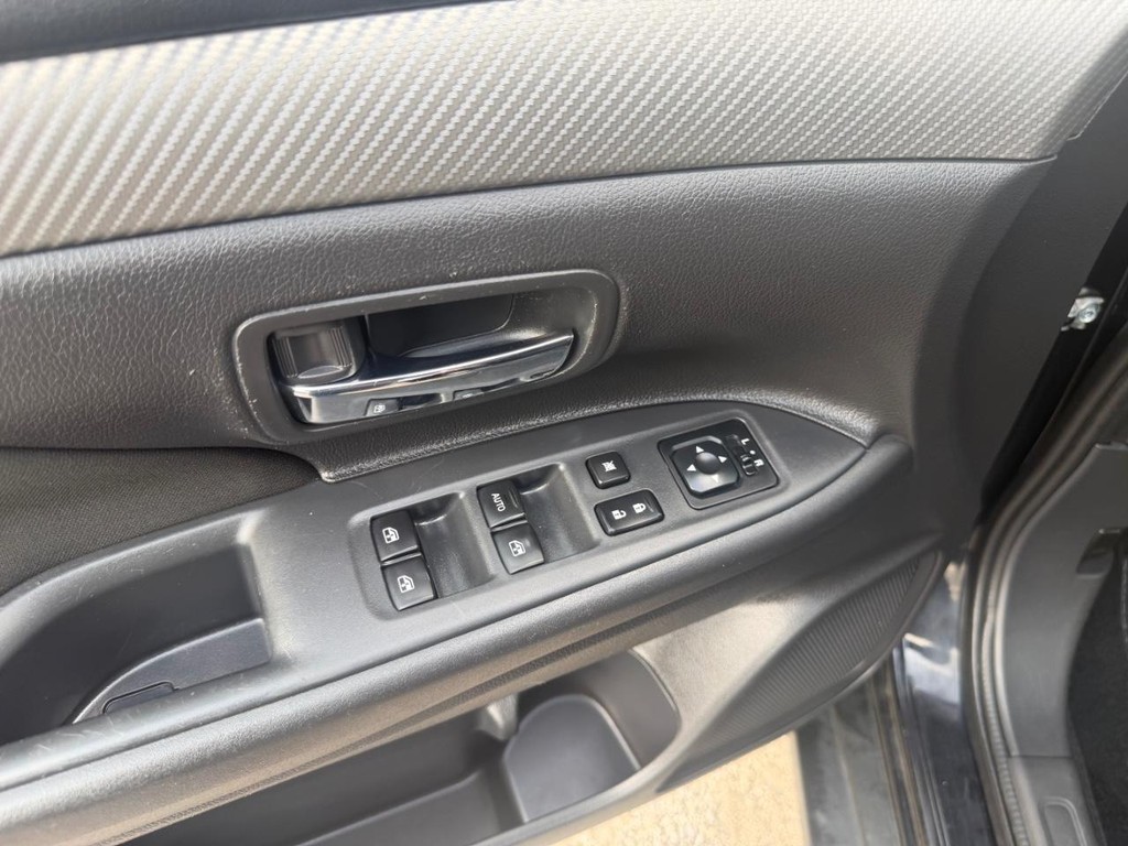 Mitsubishi Outlander Vehicle Full-screen Gallery Image 20