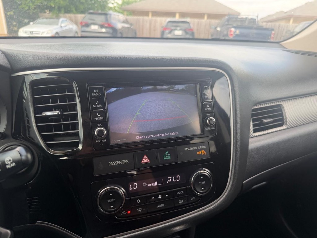 Mitsubishi Outlander Vehicle Full-screen Gallery Image 24