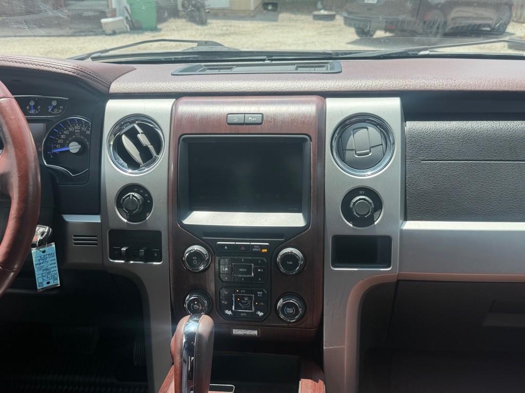 Ford F-150 Vehicle Full-screen Gallery Image 13