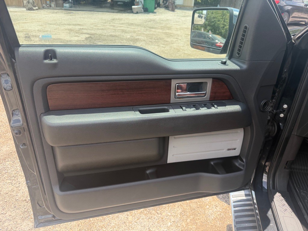 Ford F-150 Vehicle Full-screen Gallery Image 18