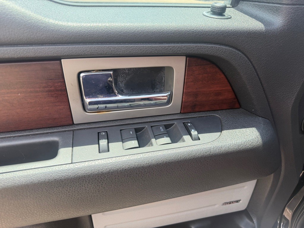 Ford F-150 Vehicle Full-screen Gallery Image 19