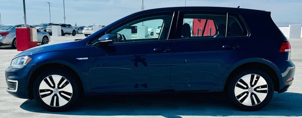 Volkswagen e-Golf Vehicle Full-screen Gallery Image 03