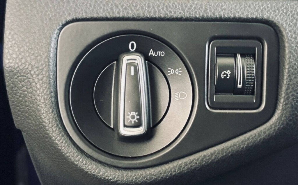 Volkswagen e-Golf Vehicle Full-screen Gallery Image 16