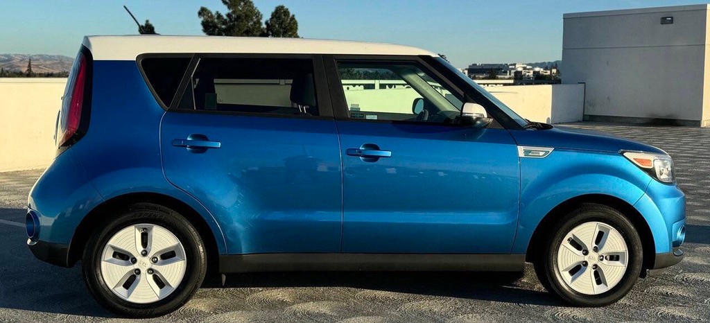 Kia Soul EV Vehicle Full-screen Gallery Image 04
