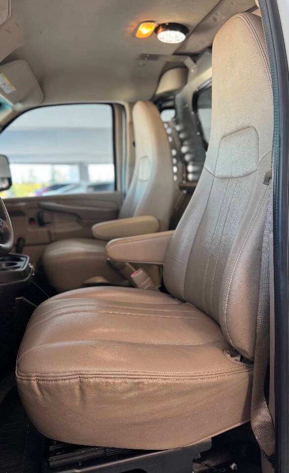 Chevrolet Express Cargo Van Vehicle Full-screen Gallery Image 17