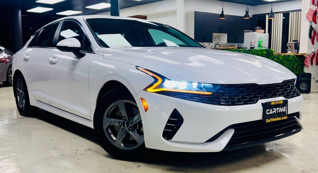 Kia K5 Vehicle Full-screen Gallery Image 02