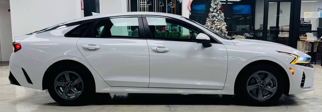 Kia K5 Vehicle Full-screen Gallery Image 04