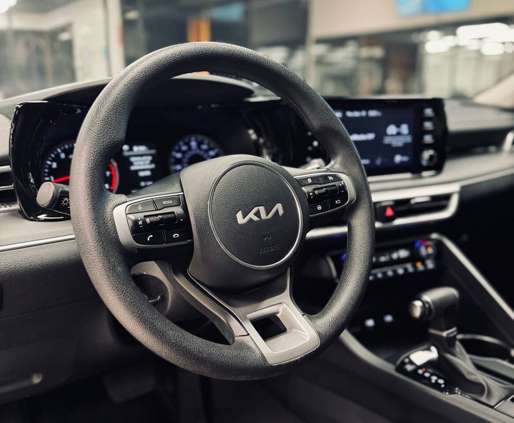 Kia K5 Vehicle Full-screen Gallery Image 15