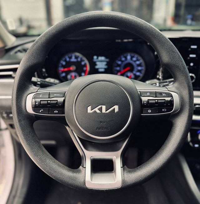 Kia K5 Vehicle Full-screen Gallery Image 12