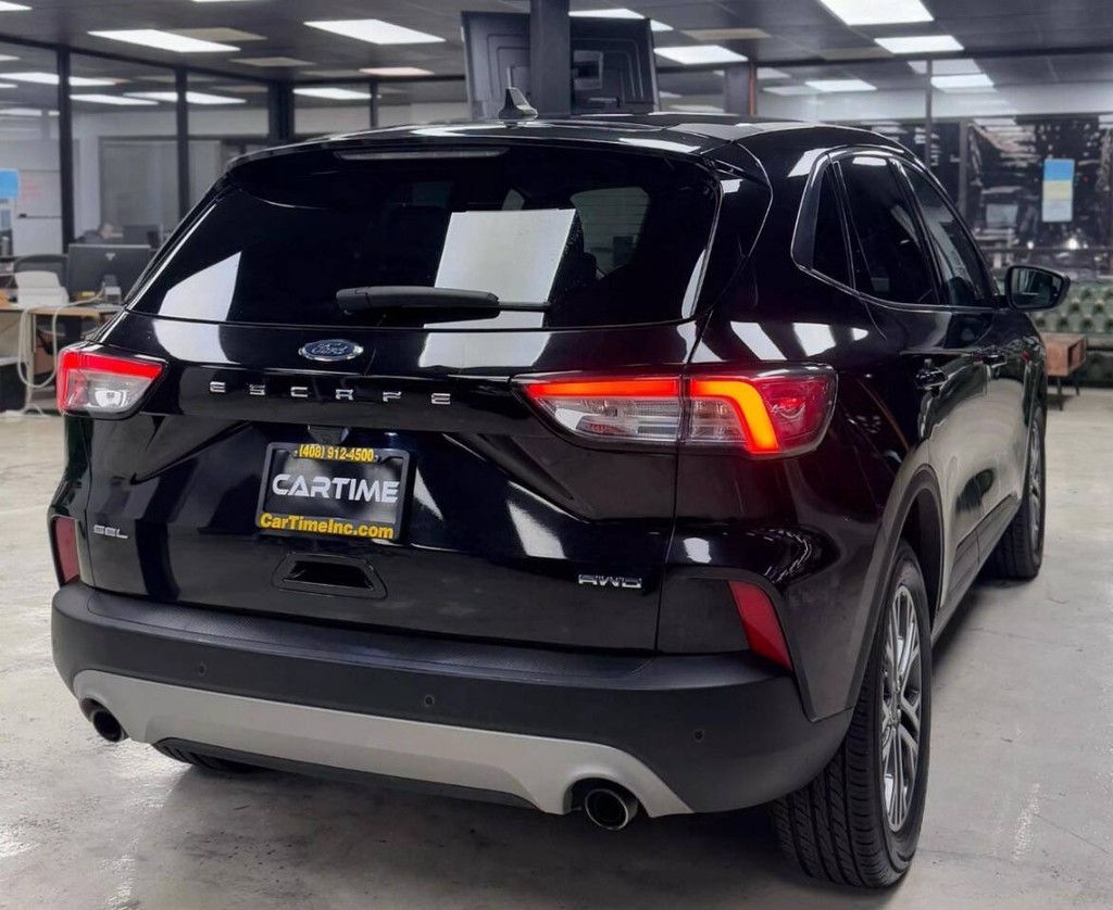 Ford Escape Vehicle Full-screen Gallery Image 09