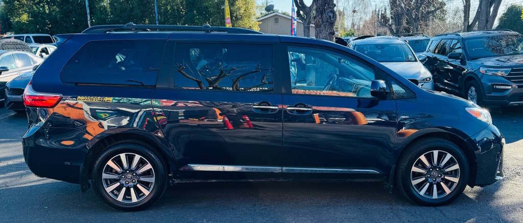 Toyota Sienna Vehicle Full-screen Gallery Image 04