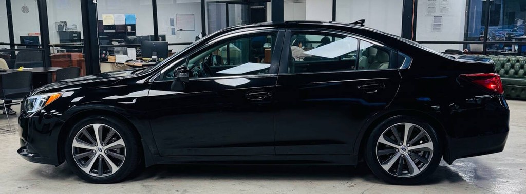 Subaru Legacy Vehicle Full-screen Gallery Image 03