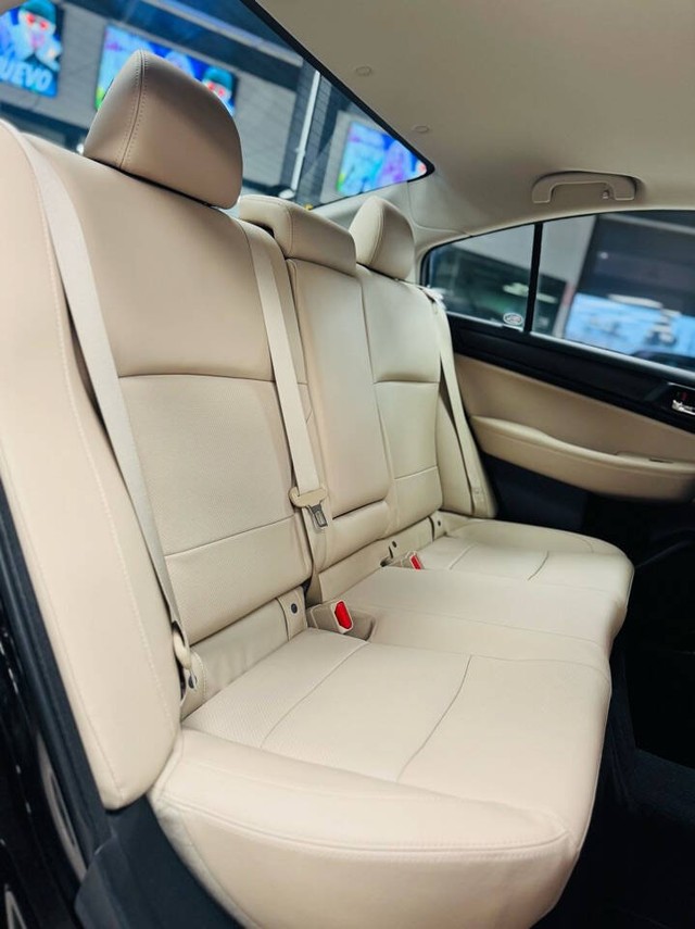 Subaru Legacy Vehicle Full-screen Gallery Image 16