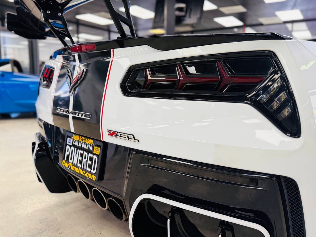 Chevrolet Corvette Vehicle Full-screen Gallery Image 04