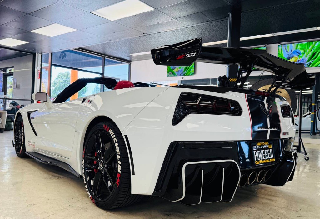 Chevrolet Corvette Vehicle Full-screen Gallery Image 05