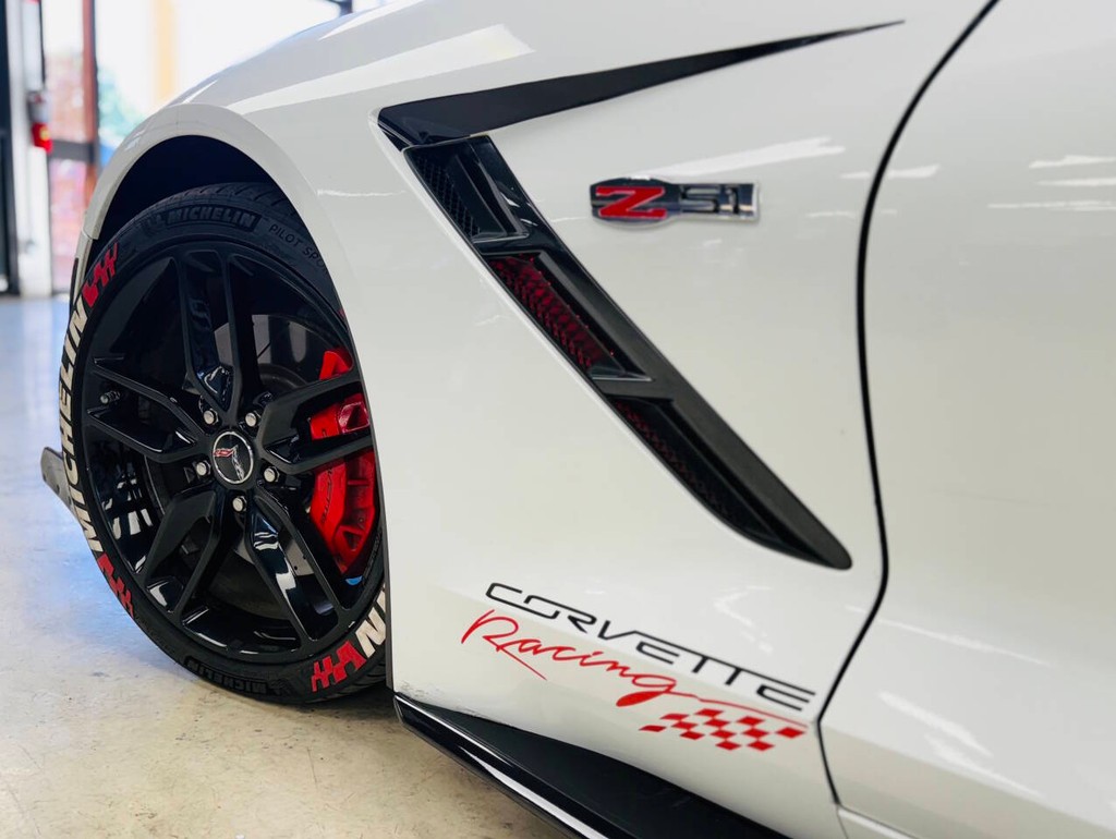 Chevrolet Corvette Vehicle Full-screen Gallery Image 07