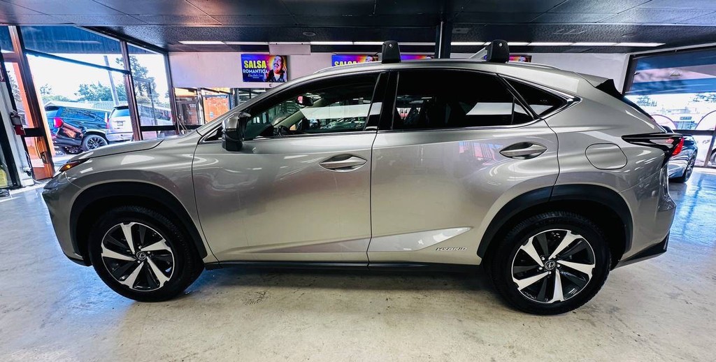 Lexus NX 300h Vehicle Full-screen Gallery Image 03