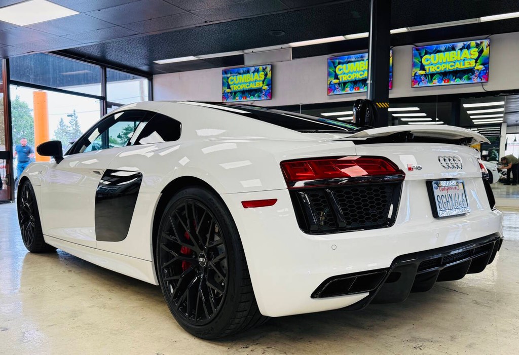 Audi R8 Vehicle Full-screen Gallery Image 04