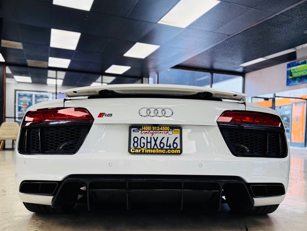 Audi R8 Vehicle Full-screen Gallery Image 05