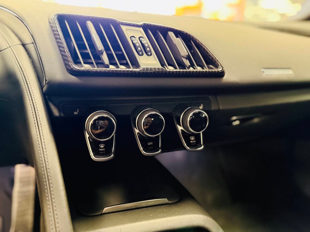 Audi R8 Vehicle Full-screen Gallery Image 14