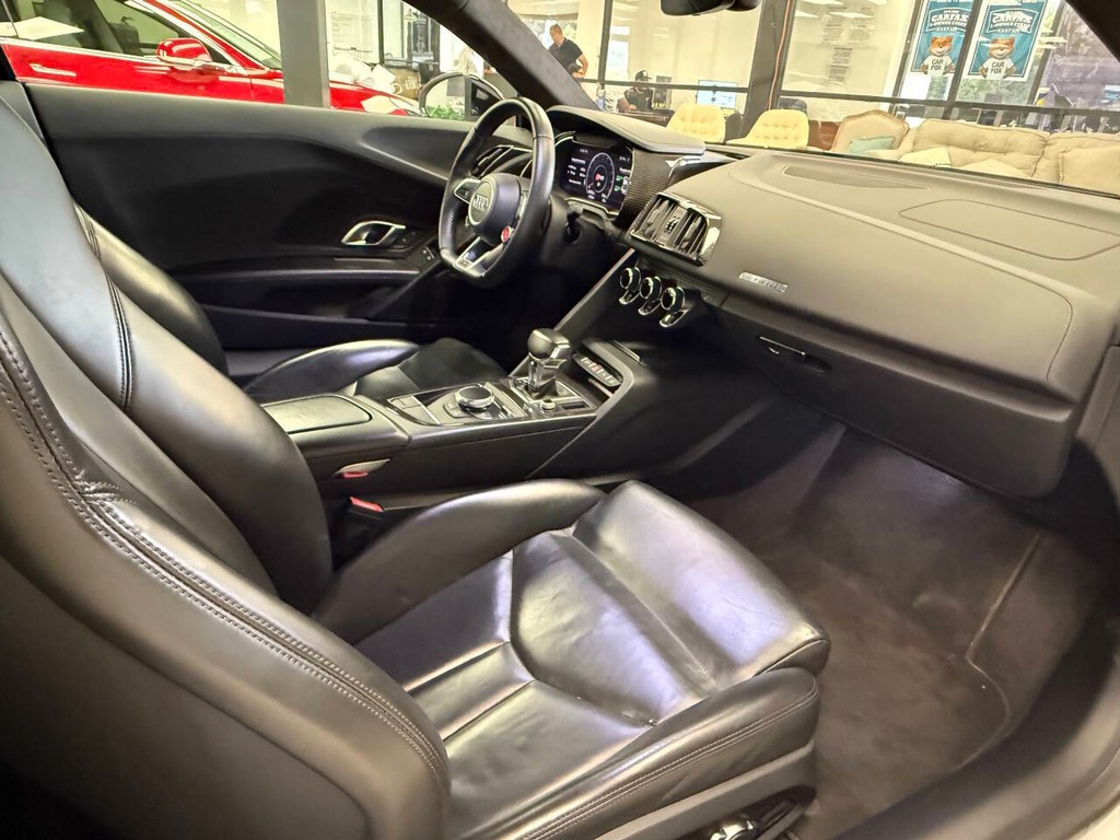 Audi R8 Vehicle Full-screen Gallery Image 16