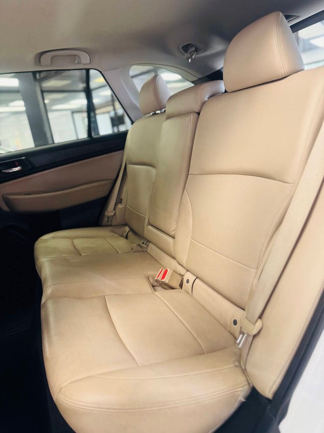 Subaru Outback Vehicle Full-screen Gallery Image 13