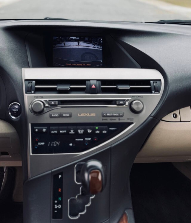 Lexus RX 450h Vehicle Full-screen Gallery Image 09