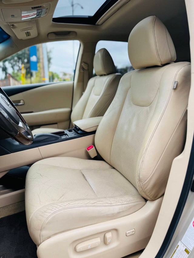 Lexus RX 450h Vehicle Full-screen Gallery Image 11