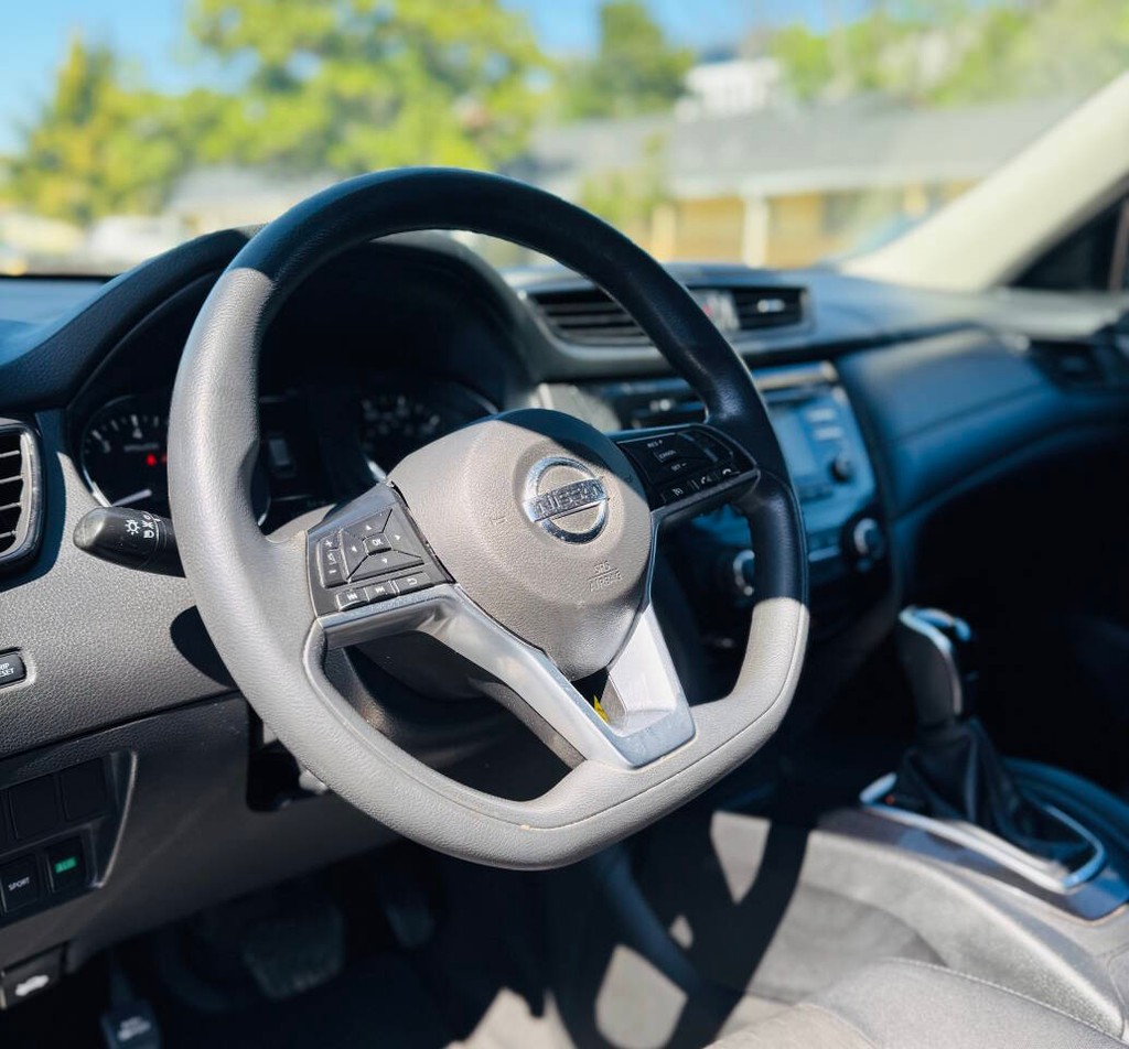 Nissan Rogue Vehicle Full-screen Gallery Image 08