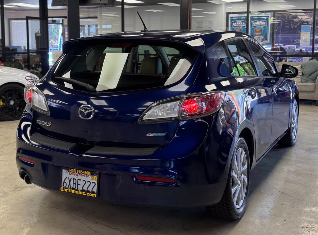 Mazda MAZDA3 Vehicle Full-screen Gallery Image 10