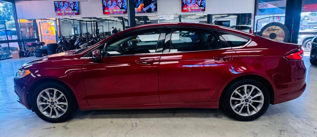 Ford Fusion Vehicle Full-screen Gallery Image 02