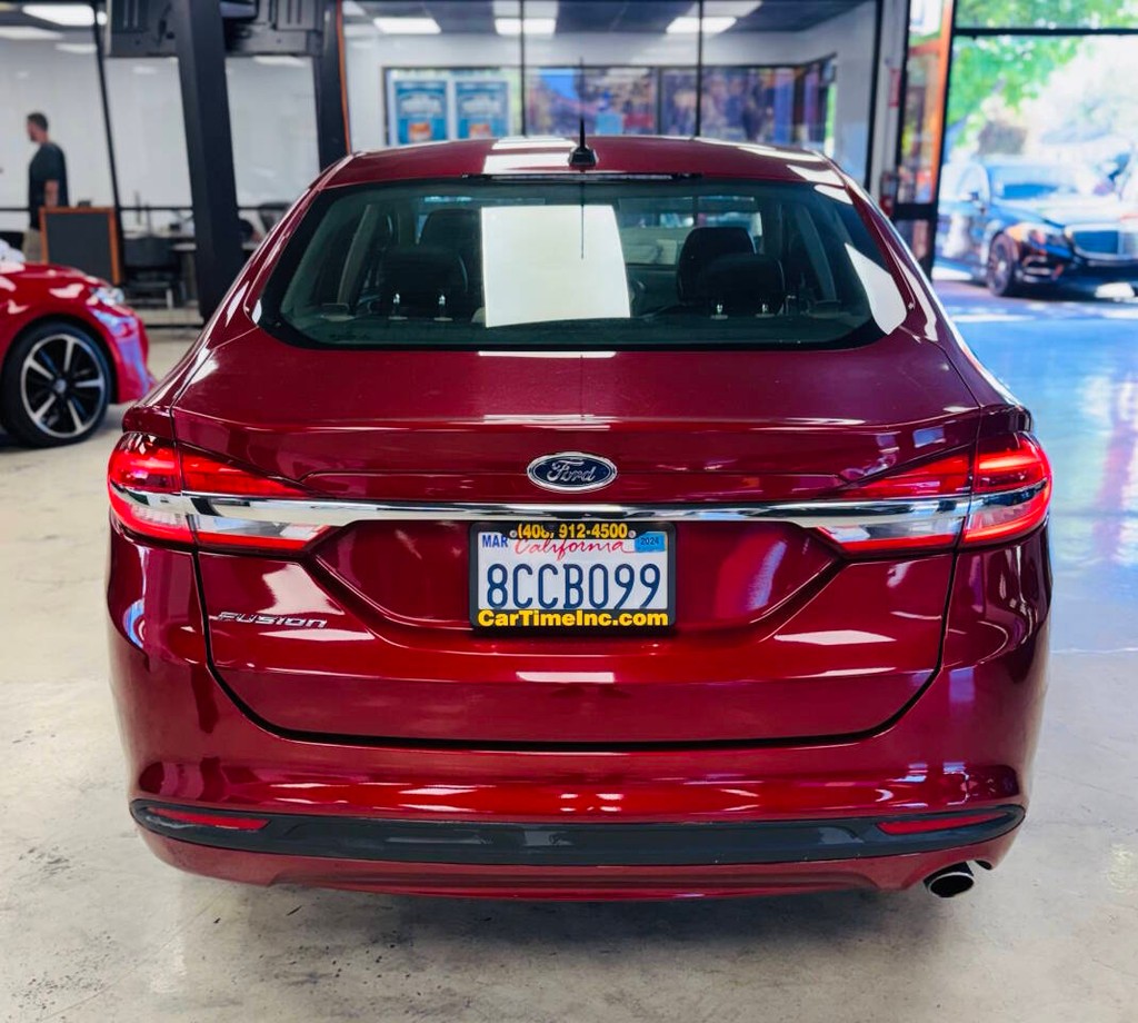 Ford Fusion Vehicle Full-screen Gallery Image 05