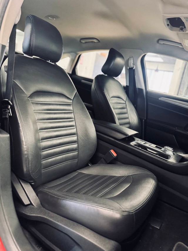 Ford Fusion Vehicle Full-screen Gallery Image 14