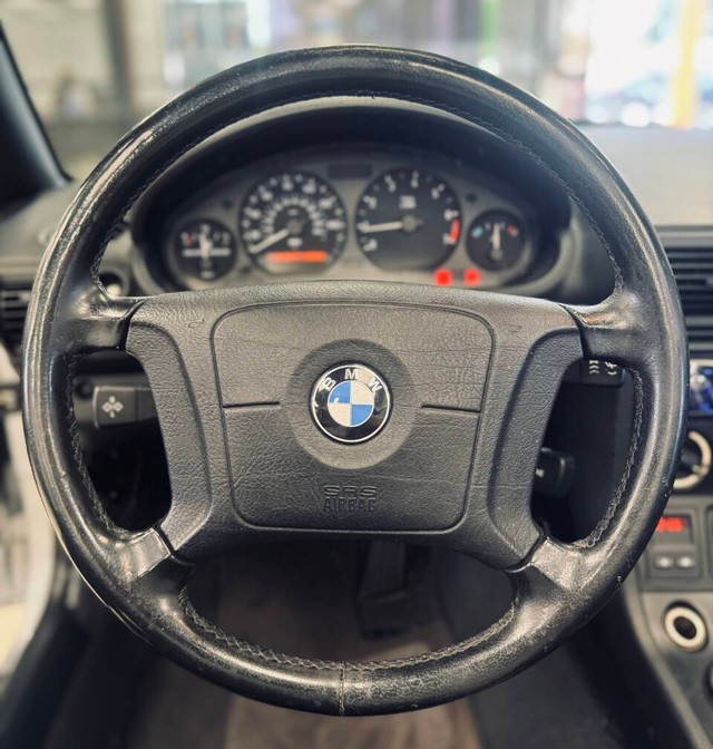 BMW Z3 Vehicle Full-screen Gallery Image 06