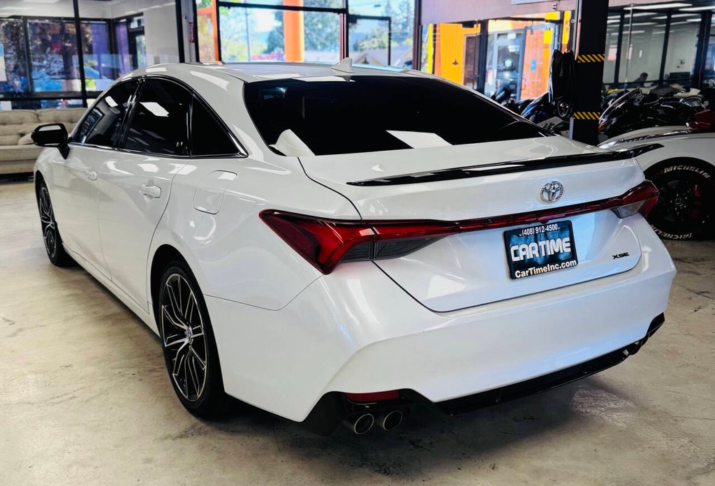 Toyota Avalon Vehicle Full-screen Gallery Image 05